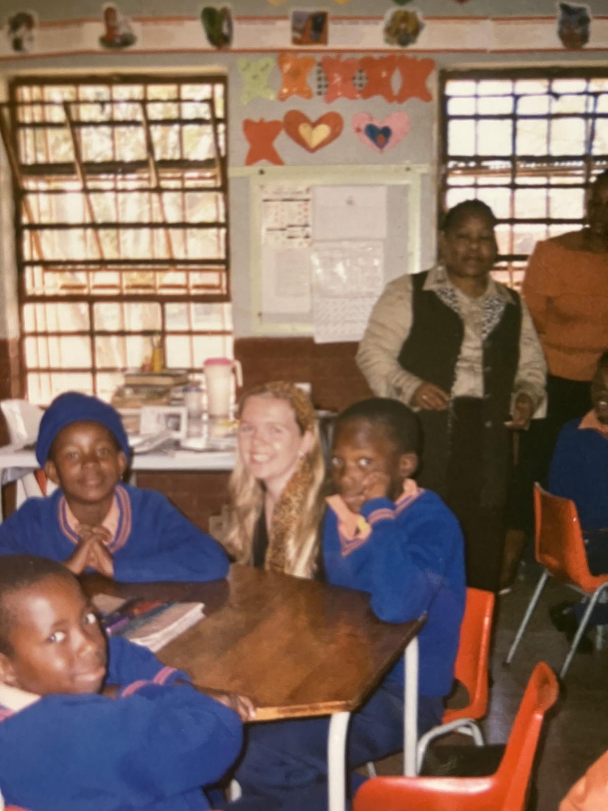 Annemieke met kinderen op een school