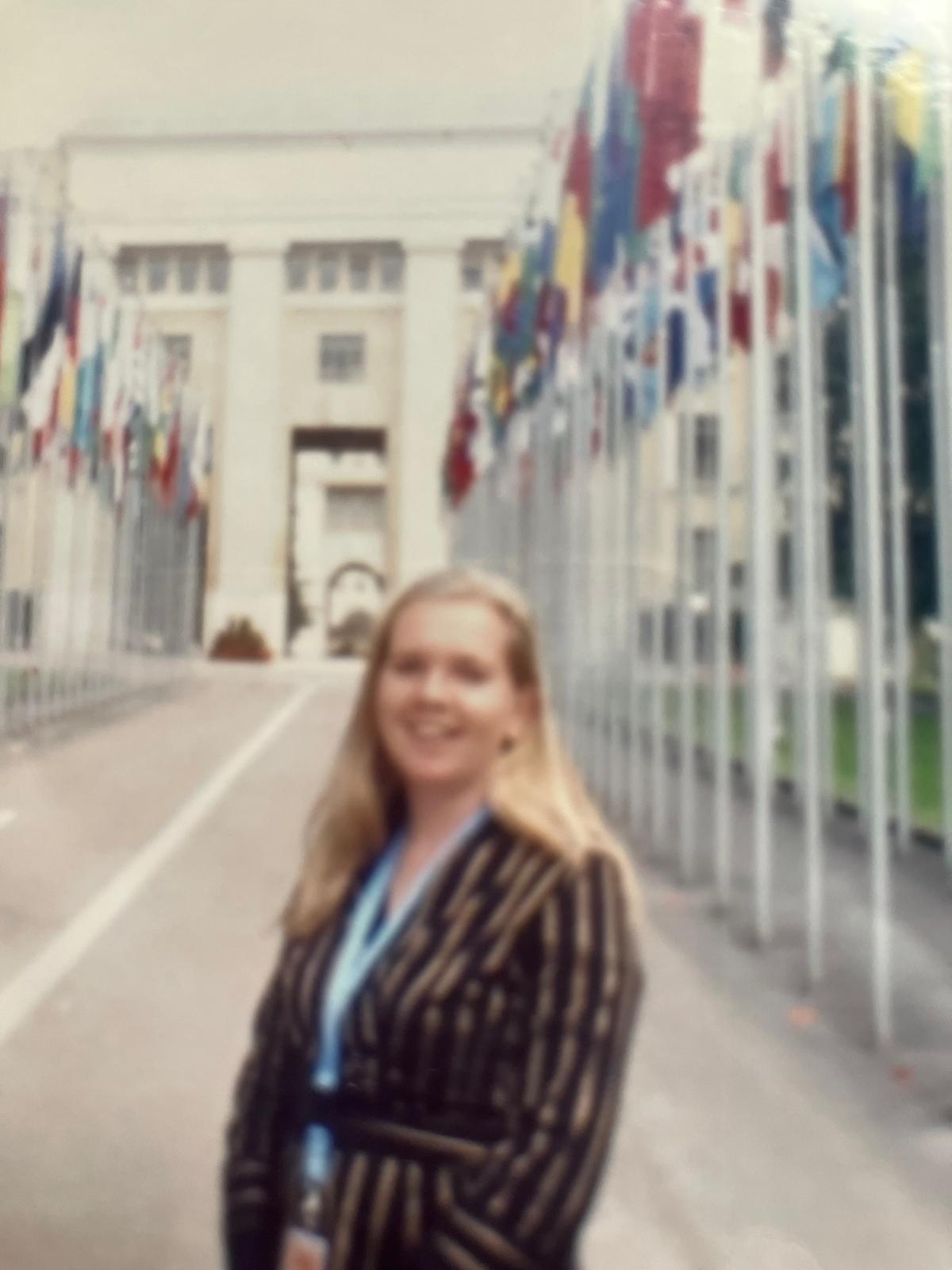 Annemieke bij het gebouw van de Verenigde Naties in Gen&egrave;ve